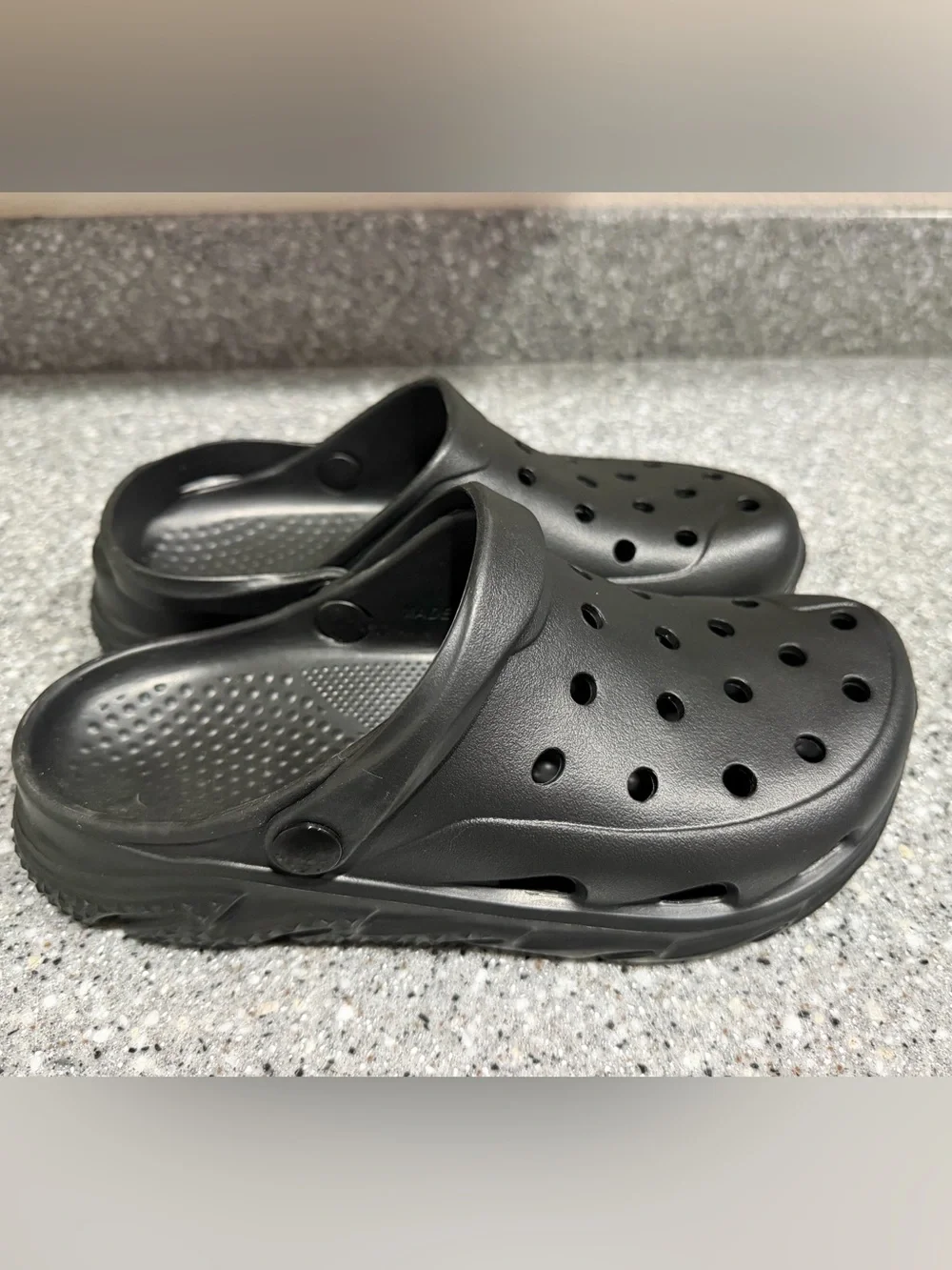 NWOT Kids Black Clog Sandals size 5